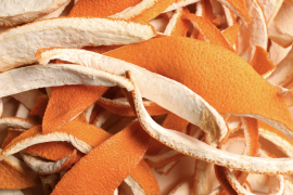 Las cáscaras de naranja liberan aceites esenciales cítricos.