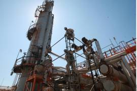 Pese a pagar tarifas de hasta 27.17 dólares por barril recuperado, los retrasos de Pemex generan dudas sobre la rentabilidad real del esquema.