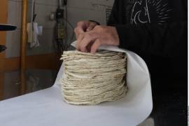 De acuerdo con datos del Inegi, en julio pasado el kilo de tortilla a granel se comercializó en 30 pesos en ciudades como Acapulco, Puebla, Hermosillo y Tepic, mientras que en la CDMX y el Valle de México, el precio estuvo en alrededor de 22 pesos.