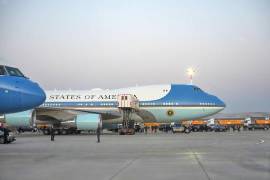 Camión de catering estacionado junto al Air Force One antes de la partida de Trump del aeropuerto internacional de Ankara, en Turquía, en julio de 2026.