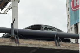 En los límites de Monterrey y San Pedro se registró un ataque a balazos en contra de un automóvil; dos personas perdieron la vida.