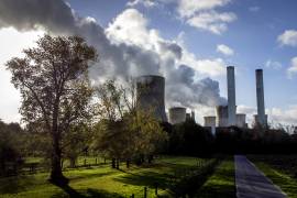 Una columna de vapor sale de una termoeléctrica a carbón, el 2 de noviembre de 2022, en Niederaussem, Alemania.