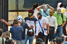 Luchadores dan la pelea a la pandemia del coronavirus a dos de tres caídas en México (fotos)