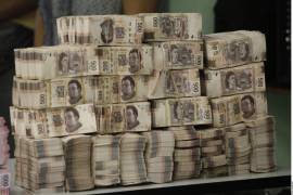 Hacienda atribuyó la baja a menores pagos derivados de la declaración anual de personas morales, mientras los ingresos tributarios moderaron su crecimiento.