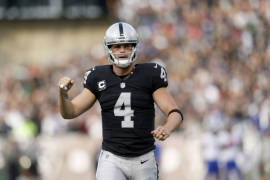 Derek Carr cerca de ser el mariscal de campo mejor pagado de la NFL