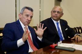 Ricardo Zinser, uno de los representantes legales, acompañado de Héctor Becerra, aseveró que la acusación de que AlquimiaPay defraudó a personas y empresas por un monto aproximado de mil 600 mdp es falso.