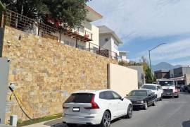 Un saldo de tres hombres detenidos, así como el aseguramiento de armas y droga dejó un cateo a una vivienda en Monterrey, Nuevo León, este viernes.