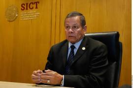 El General Miguel Enrique Vallín Osuna fue destituido como director de la autoridad aeronáutica, luego de que el 20 de agosto viajó con otros funcionarios a Saltillo en un avión de Aeroservicios AOV y registró nombre falso en el plan de vuelo.