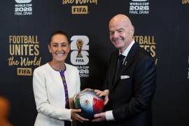 Claudia Sheinbaum Pardo, presidenta de México, posa con Gianni Infantino, presidente de la FIFA, durante el día de sorteo en qué se definirán los grupos de la contienda mundialista 2026.