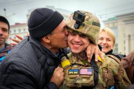 Un vecino de Jersón besa a un soldado ucraniano mientras el ejército ucraniano liberaba la ciudad de tropas rusas en Jersón, Ucrania, el 13 de noviembre de 2022.