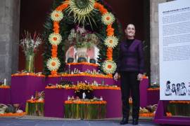 Ofrenda celebra a las mujeres que cuidaron la milpa, curaron con hierbas, contaron historias bajo la luna y defendieron su territorio y su lengua, señaló Claudia Sheinbaum.