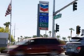 Una gasolinera de Chevron muestra precios el viernes 18 de septiembre de 2026, en la Eastern Avenue en Las Vegas.