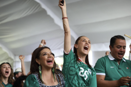En compañía de decenas de ciudadanos, la presidenta siguió el arranque de la participación del Tricolor en la Copa Mundial.