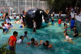 Desde julio de 2024 los chapoteaderos donde tendrían que convivir los niños están fuera de servicio y con basura al interior.