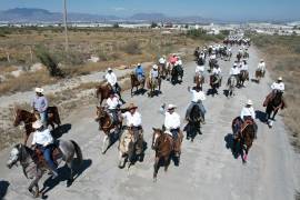 Más de 400 jinetes partieron desde el libramiento Óscar Flores Tapia rumbo a la sierra de Arteaga como parte del Rodeo Fest 2025. FOTOS: OMAR SAUCEDO