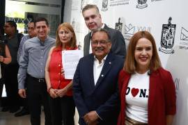 La reforma fue entregada en la Oficialía de Partes del Congreso por Waldo Fernández, Andrés Mijes, Tatiana Clouthier, Clara Luz Flores y Felipe Cantú.