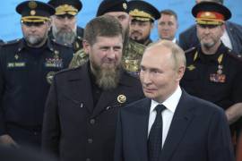 En una visita a la Universidad de Fuerzas Especiales en Gudermés, Chechenia, el presidente Vladimir Putin es visto junto al mandatario checheno Ramzan Kadyrov.