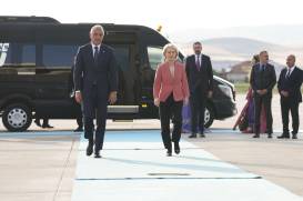 La presidenta de la Comisión Europea, Ursula von der Leyen (c), es recibida por el ministro turco de Cultura y Turismo, Mehmet Nuri Ersoy (I), en el aeropuerto de Esenboga, antes de la 36ª Cumbre de la OTAN en Ankara.