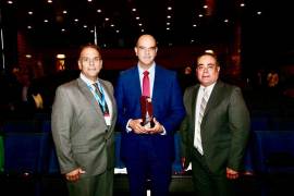 Luis Alejandro Hassaf Tobías, director de Servicios Públicos del Gobierno Municipal, recibió el premio en nombre de los saltillenses.