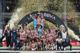 Jugadoras de Chivas de Guadalajara festejan al final del partido la victoria ante Rayadas de Monterrey durante el partido de vuelta correspondiente al campeón de Campeones de la Liga Femenil Mx.