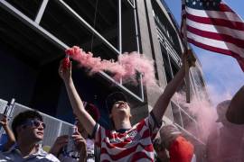 Estadounidenses vitorean en el centro de Seattle antes del partido de octavos de final de la Copa Mundial de Fútbol entre Estados Unidos y Bélgica, el lunes 6 de julio de 2026.