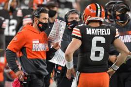 Baker Mayfield, quien condujo a los Browns a su primer triunfo de playoffs en 26 años, se enteró por redes sociales del cortejo de los Browns a Deshaun Watson.