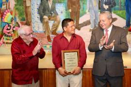 El cronista de Saltillo, Armando Fuentes Aguirre y el alcalde José María Siller, entregaron la placa que acredita al escritor como Profeta en su tierra.