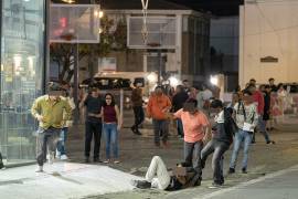 El joven fue auxiliado por testigos tras la agresión registrada durante la madrugada.