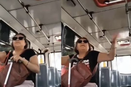 Una pasajera protagonizó una acalorada discusión con el conductor de una unidad de transporte público en Puebla después de quedarse dormida durante el recorrido y pasar la parada donde pretendía bajar.