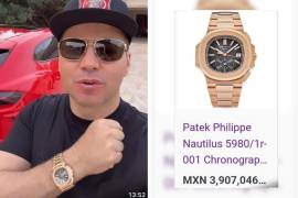 “Tony” Flores presume en su muñeca un reloj que tiene las mismas características de un Patek Philippe, de la línea Nautilus en oro