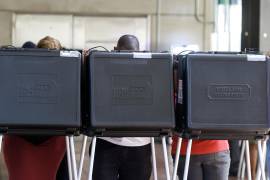 Personas votan durante la primera jornada de votación anticipada para las elecciones de mitad de mandato de 2026 en Miami, Florida, el 19 de octubre de 2026.