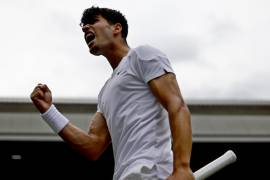 Carlos Alcaraz limó las asperezas de ser el debutante en Wimbledon y se impuso al estonio Mark Lajal.