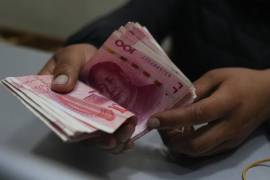 Un empleado de una casa de cambio cuenta billetes de yuanes chinos en La Paz, Bolivia, el miércoles 26 de julio de 2023.