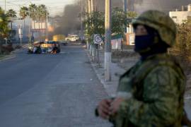 Autoridades de Culiacán, en el norteño estado mexicano de Sinaloa, recomendaron a la población permanecer en sus casas durante diversos enfrentamientos armados en los que se reportaron vehículos incendiados, narcobloqueos, balaceras y despojo de automóviles.