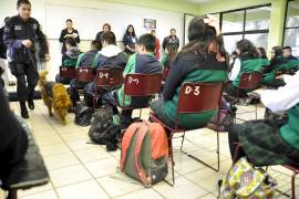 Prohíbe escuela de Tamaulipas uso de mochilas ‘para evitar tragedias’