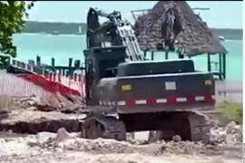 Activistas, prestadores de servicios turísticos y ciudadanos acusaron ayer a la Defensa de realizar sin permisos de impacto ambiental un hotel en las inmediaciones de la laguna de Bacalar.