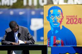 El extremo francés del FC Barcelona Ousmane Dembelé firma su nuevo contrato hasta el 30 de junio de 2024 en la Ciudad Deportiva Joan Gamper en Barcelona.