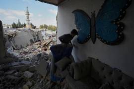 Un hombre inspecciona una casa destruida por un ataque aéreo israelí en Burj al-Shamali, cerca de la ciudad portuaria de Tiro, en el sur del Líbano.