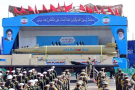 Un camión transporta un misil iraní ‘Haj Qasem’ (Qasem Soleimani) durante el desfile militar anual que marca la invasión iraquí en 1980, que dio lugar a una guerra de ocho años (1980-1988); en Teherán, Irán.