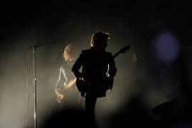 Alex Turner de Arctic Monkeys durante su concierto en el festival Corona Capital en la Ciudad de México.