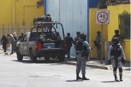 La misma carroza de la funeraria J. García López que recogió el cuerpo del “Mencho” en el Centro Pericial de la CDMX el sábado, apareció ayer en la funeraria custodiada en Guadalajara.