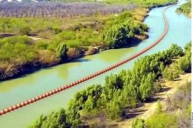 Durante los últimos días, tráileres llegaron a Laredo transportando boyas cilíndricas naranjas como las que el Gobierno de Estados Unidos ha estado instalando desde enero pasado entre Brownsville y Matamoros.