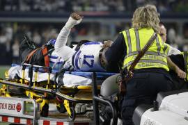 ESCALOFRIANTE lesión deja fuera a receptor de los Cowboys de Dallas en pleno juego de Comodín