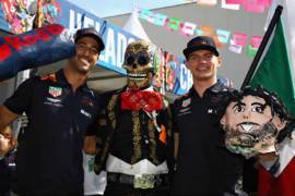 Pilotos de la F1 rompen piñatas previo al arranque del Gran Premio de México