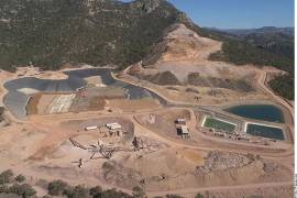 Con este contexto, a fines del año pasado el Congreso emitió una nueva Ley de Aguas Nacionales, donde se prioriza el líquido para consumo humano sobre el uso industrial, lo que limitó aún más a las mineras.