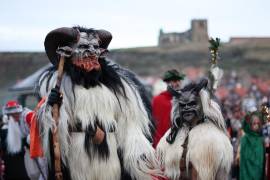 Conocido como “el demonio de la Navidad”, este personaje tiene la apariencia de un macho cabrío antropomorfo o un hombre de las nieves, con garras y cuernos. EFE/EPA/ADAM VAUGHAN