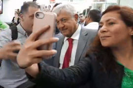 'Acosan' a Andrés Manuel a su llegada a Ciudad Juárez... ¡todos querían una selfie!