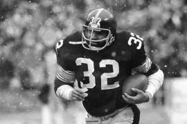 Franco Harris de los Pittsburgh Steelers corre contra los Seattle Seahawks en la acción del primer período el domingo 10 de septiembre de 1978 en Pittsburgh.