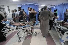 Palestinos heridos en camillas en el hospital Al-Shefa en la ciudad de Gaza.