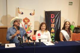 Lauro Arce Gallegos, coordinador general de la Fenadu 2024, visitó Saltillo para dar a conocer la cartelera artística de la Feria de aquella ciudad.